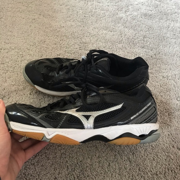 Mizuno Shoes - Women’s size 10 mizuno volleyball shoes